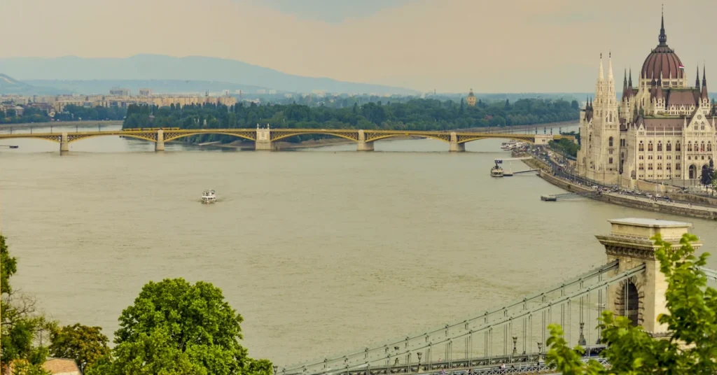 Budapest on the Danube with the Chain Bridge and the Hungarian Parliament — Hungary vignette