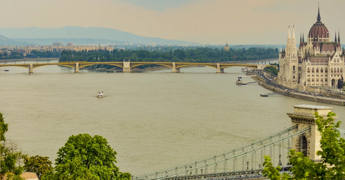 Budapest on the Danube with the Chain Bridge and the Hungarian Parliament — Hungary vignette